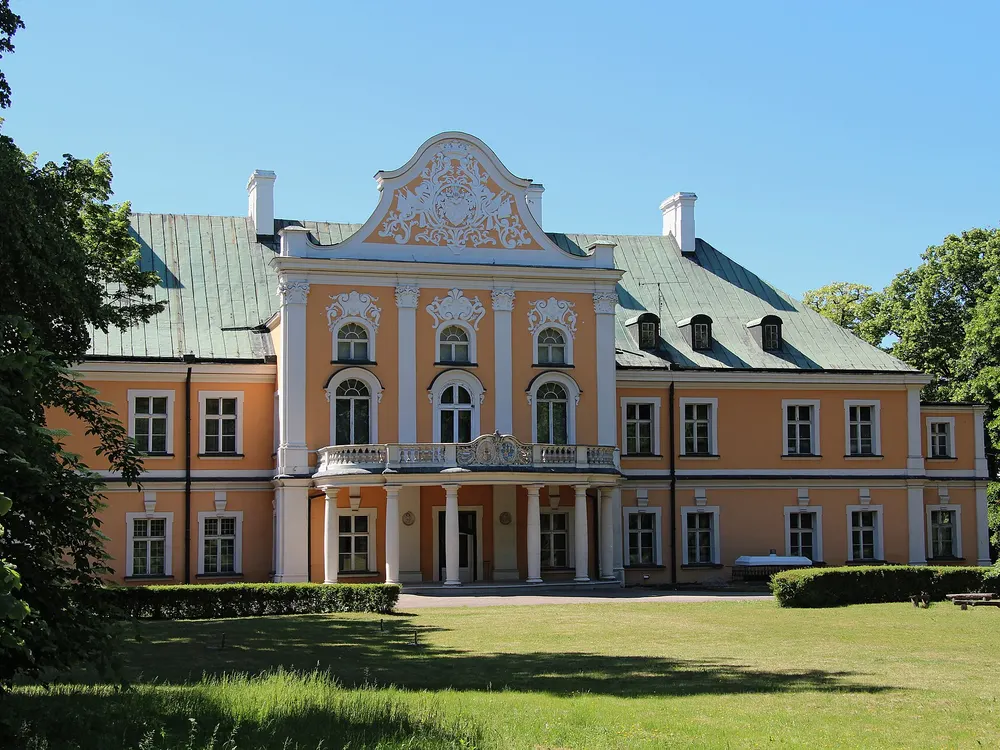 Pałac Szołdrskich, elewacja ogrodowa — Czempiń. Zabytkowy pałac z rozległym parkiem.