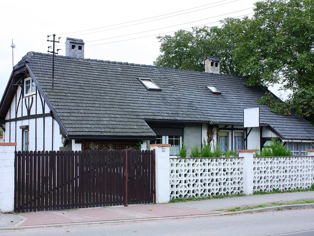 Ulica Dworcowa — Golęczewo. Typowa zabudowa wsi przy trasie.