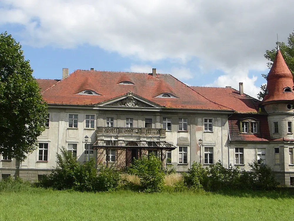 Pałac Mielżyńskich w Karczewie — Karczewo, przy trasie do Granowa. Zabytkowy pałac z XIX wieku.