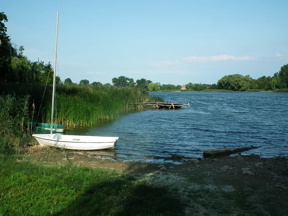 Jezioro Strykowskie — Okolice Granowa. Żaglówka na wodzie, którą mijacie po drodze.