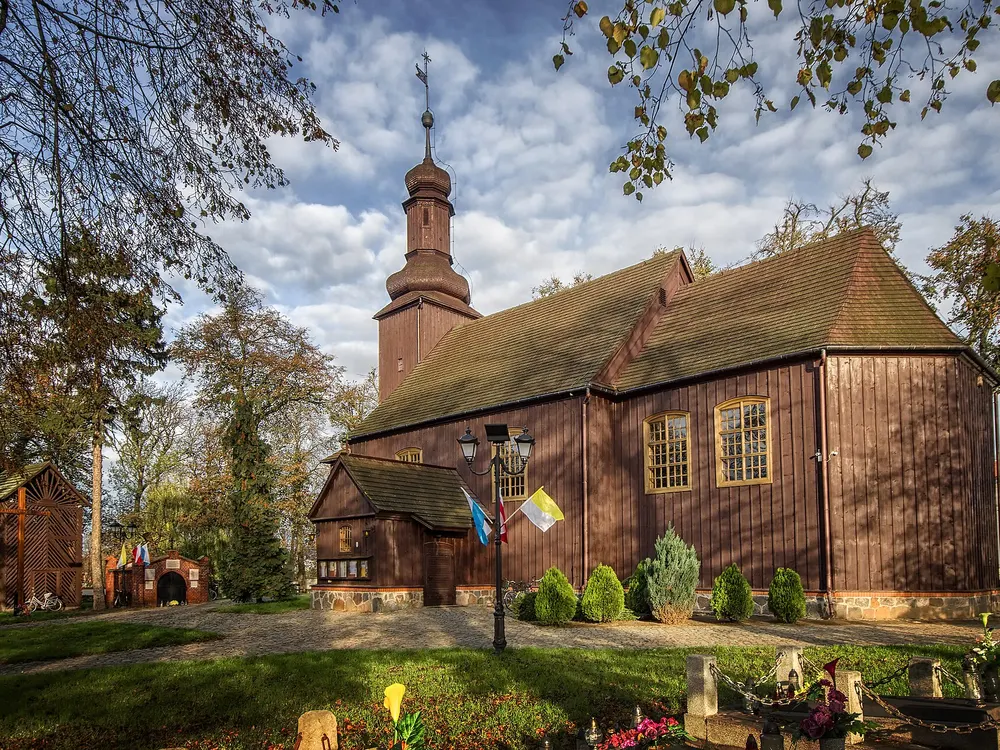 Kościół św. Marcina — Granowo. Drewniany kościół w centrum wsi.