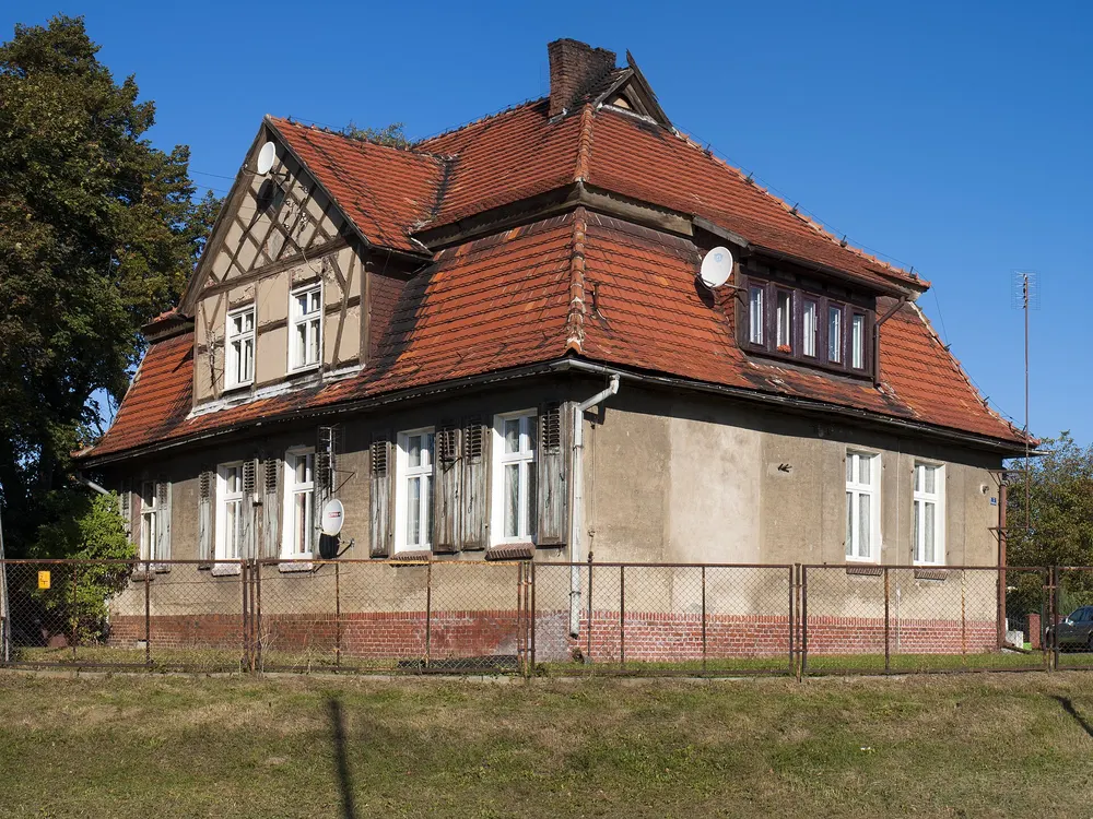 Zabytkowa kamienica przy Dworcowej — Kórnik. Stara zabudowa mijana na trasie.