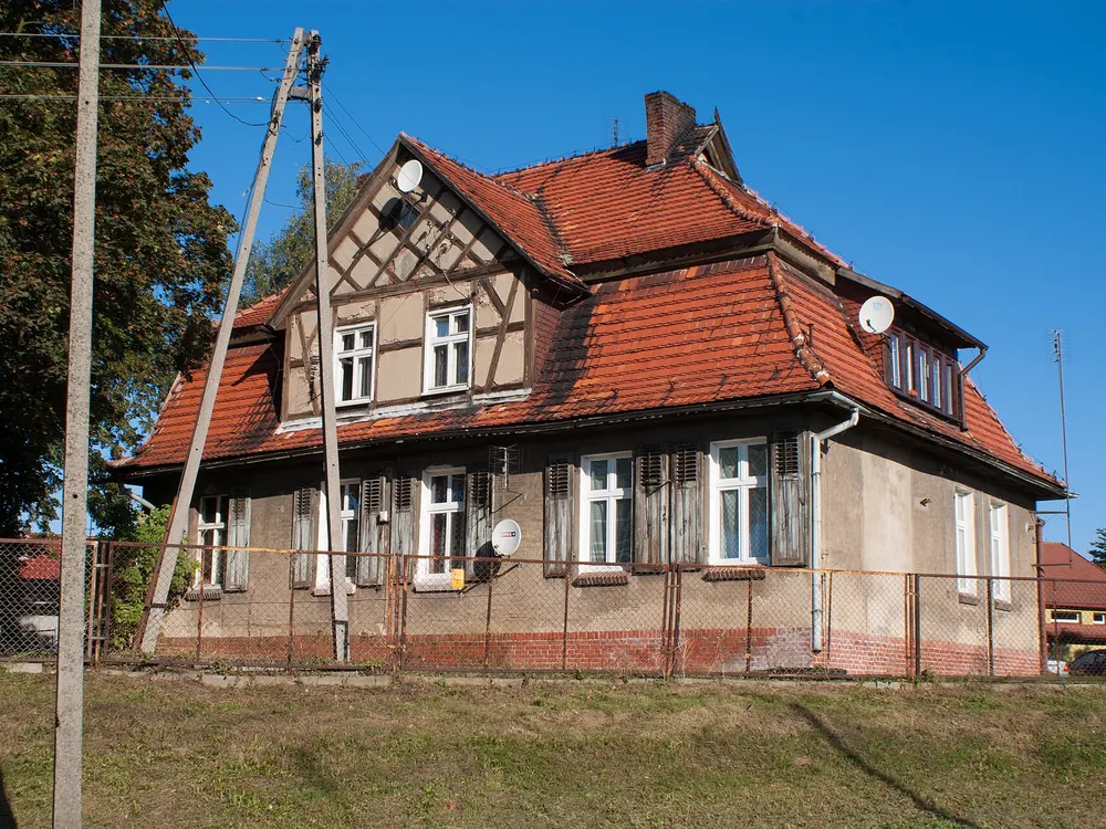 Kamienica z czerwonym dachem — Kórnik. Kolejny dom przy tej samej ulicy.