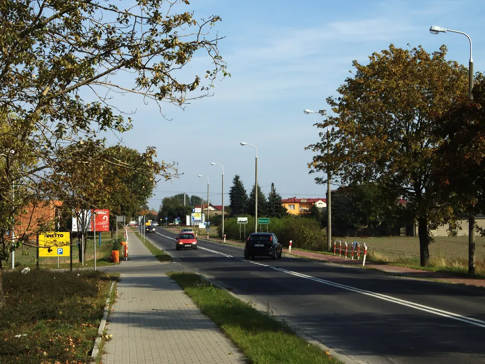 Droga ze ścieżką rowerową — Kostrzyn Wielkopolski. Tak wygląda dojazd do miasteczka.