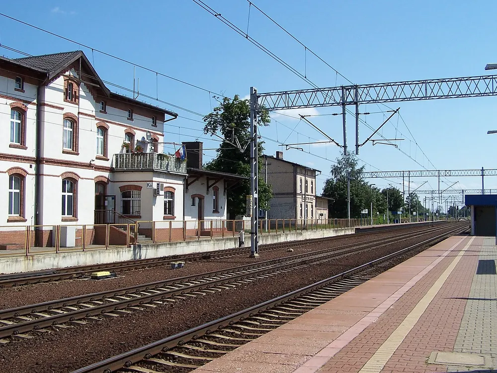 Stacja kolejowa — Kostrzyn Wielkopolski. Peron, obok którego przejeżdżacie.