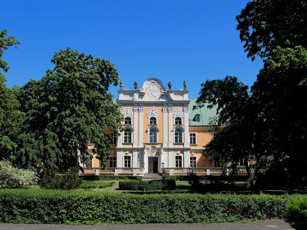 Pałac Szołdrskich, fasada — Czempiń. Front tego samego pałacu.