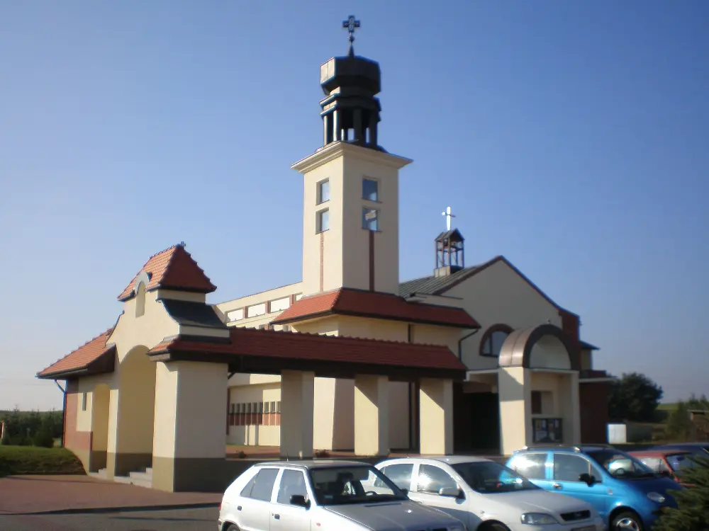 Bar Na Polnej — Murowana Goślina. Bar mijacie zaraz za tym kościołem, wyjeżdżając z miasta.