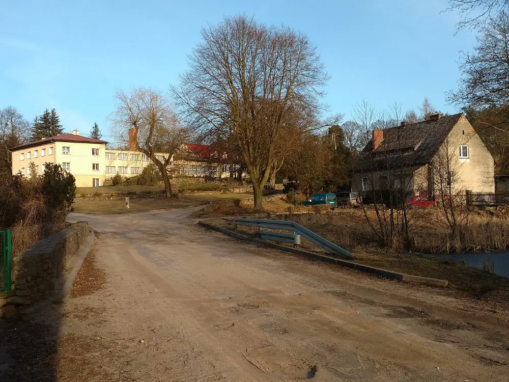 Plac zabaw w Zielonce — Zielonka. Plac zabaw jest w centrum wsi, przy głównej drodze.