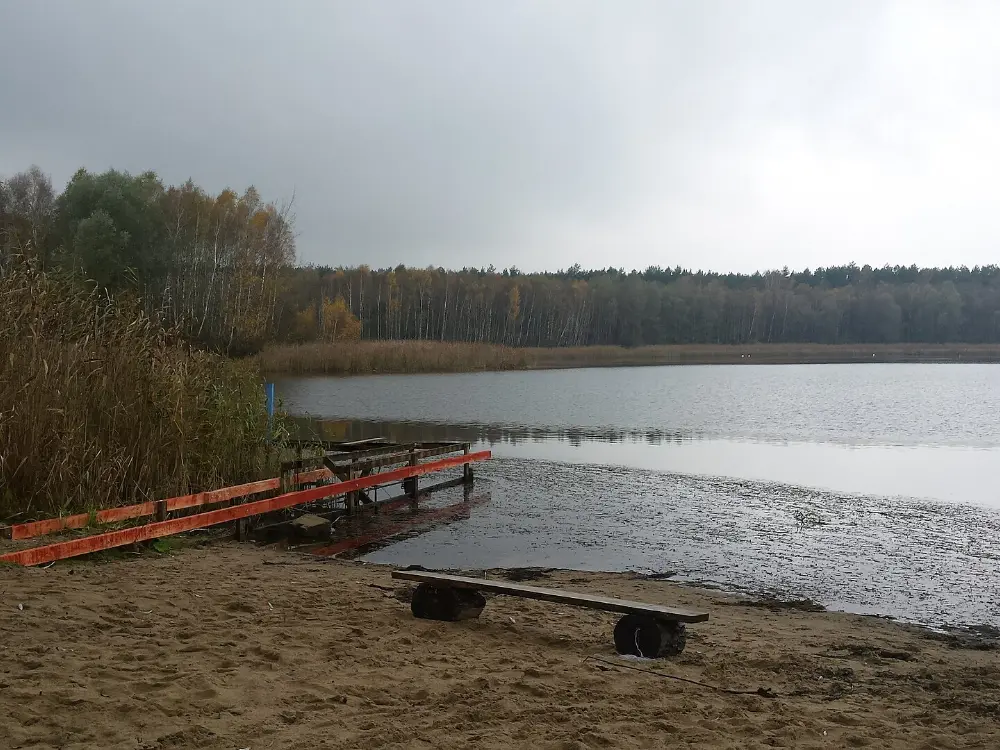 Sklep ogólnospożywczy — Kamińsko jesienią, od strony jeziora. Sklep stoi w centrum wsi, tuż przy trasie.