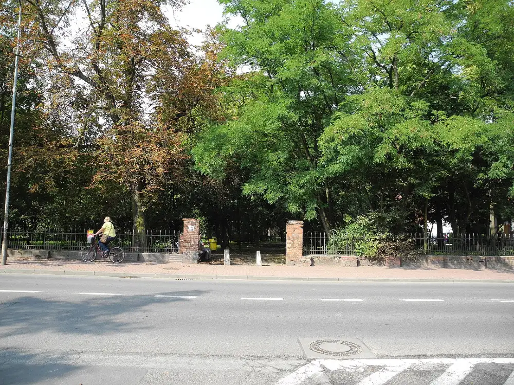 Stacja naprawy rowerów, meta — Powrót do Murowanej Gośliny. Stacja naprawy stoi przy parku, 300 m od dworca.