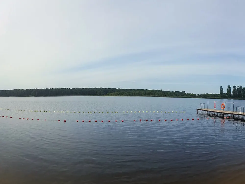 Jezioro Pamiątkowskie, panorama — Pamiątkowo. Woda, którą mijacie na trasie.