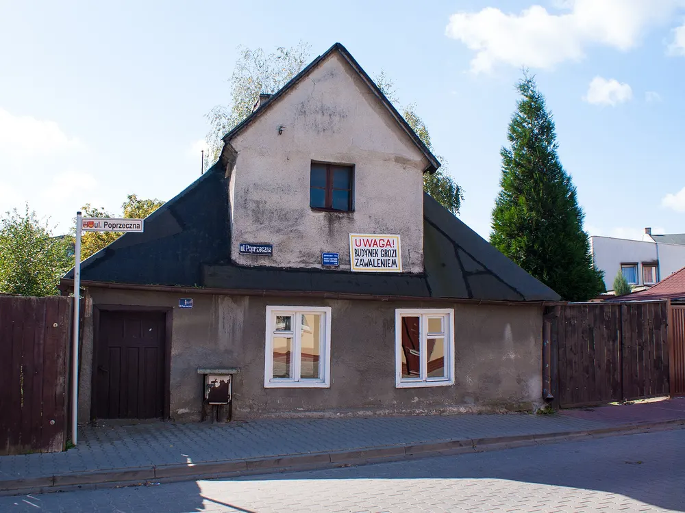 Stara zabudowa przy Poprzecznej — Kórnik, niedaleko trasy z Pierzchna. Dom z 2012 roku na zdjęciu.