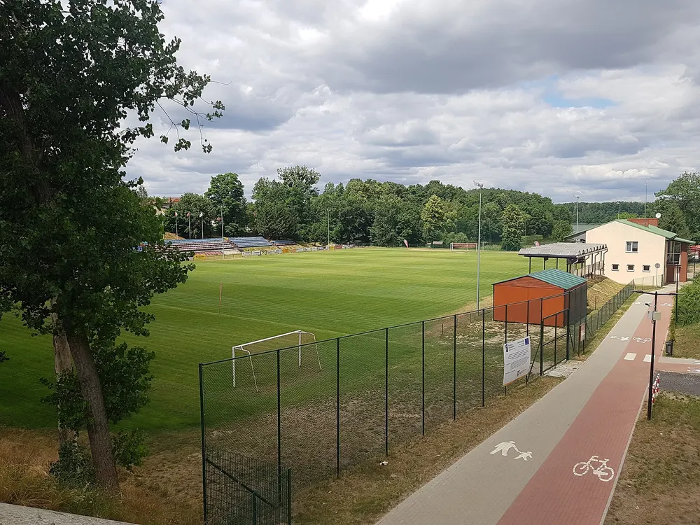 Stadion Miejski w Pobiedziskach — Pobiedziska Letnisko. Boisko z bieżnią, mijane po drodze.