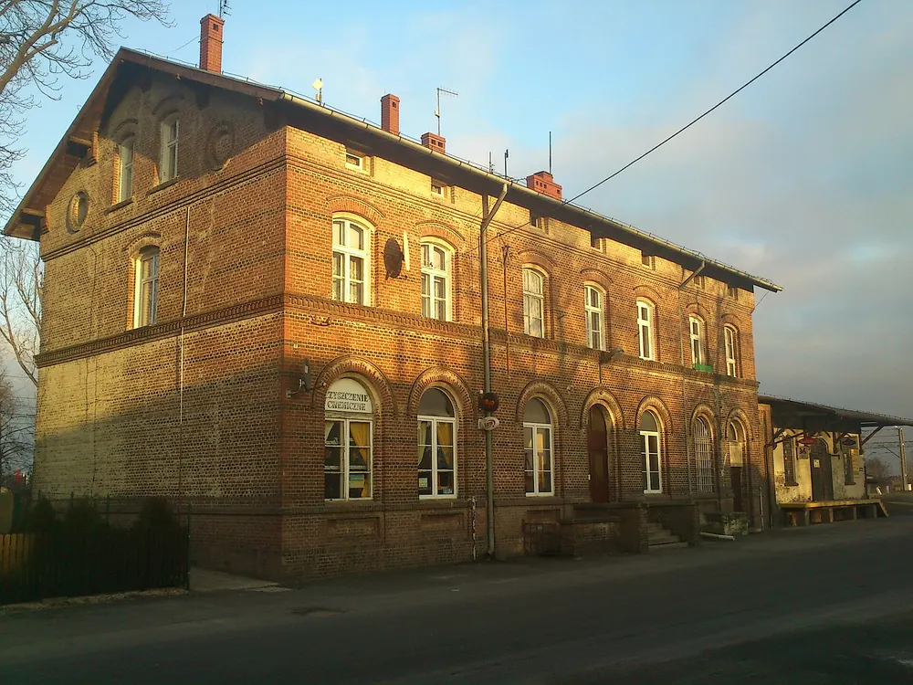 Dworzec kolejowy w Rokietnicy — Rokietnica. Stąd wyjeżdżacie — pociąg dowozi rowery pod sam start.