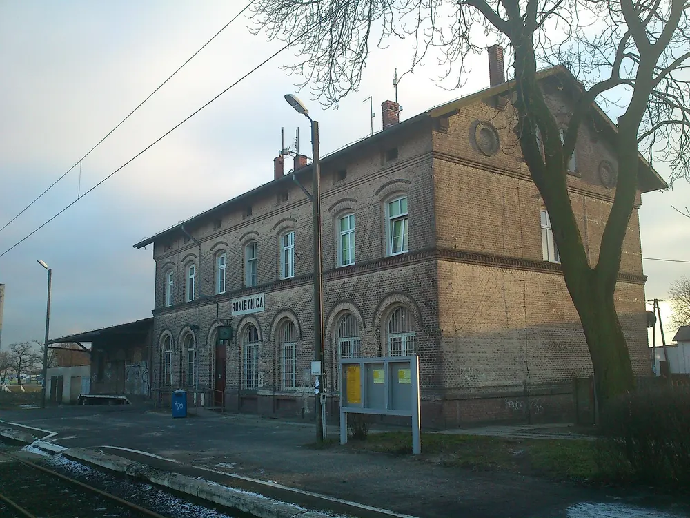 Dworzec kolejowy, w ciągu dnia — Rokietnica. Ten sam budynek dworca w innym świetle.