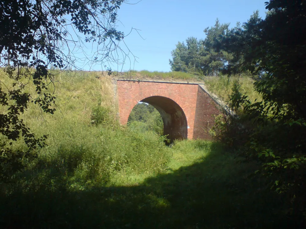 Przejście pod nasypem kolejowym — Stęszew. Ceglany tunel pod torami, tuż przy trasie.