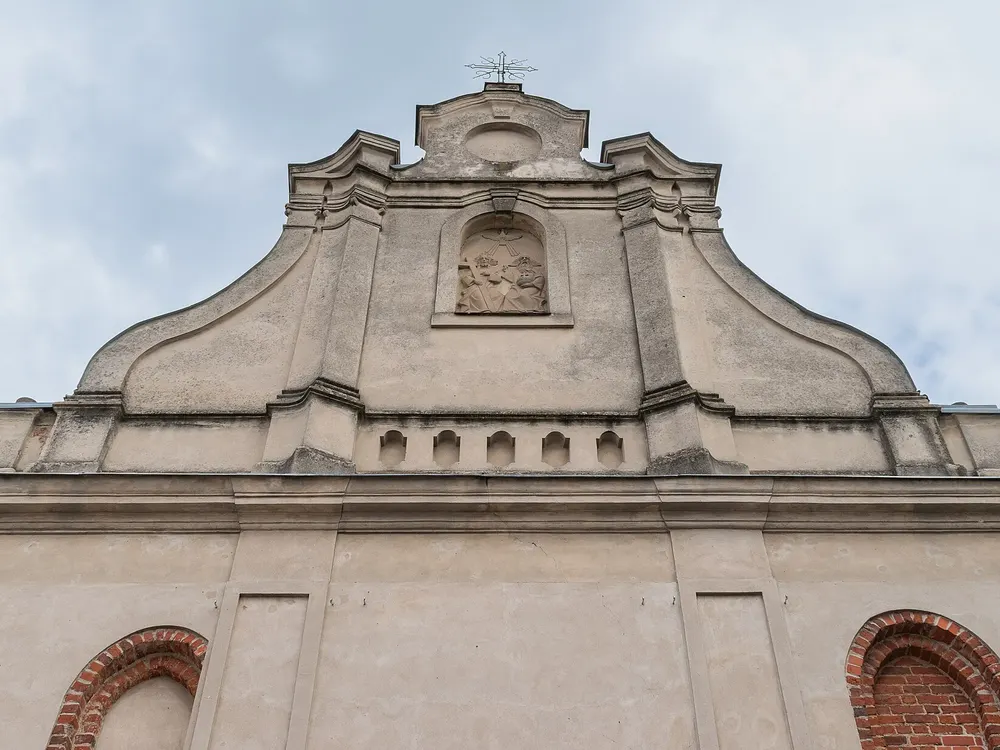 Kościół Świętej Trójcy — Stęszew. Fasada kościoła przy rynku.