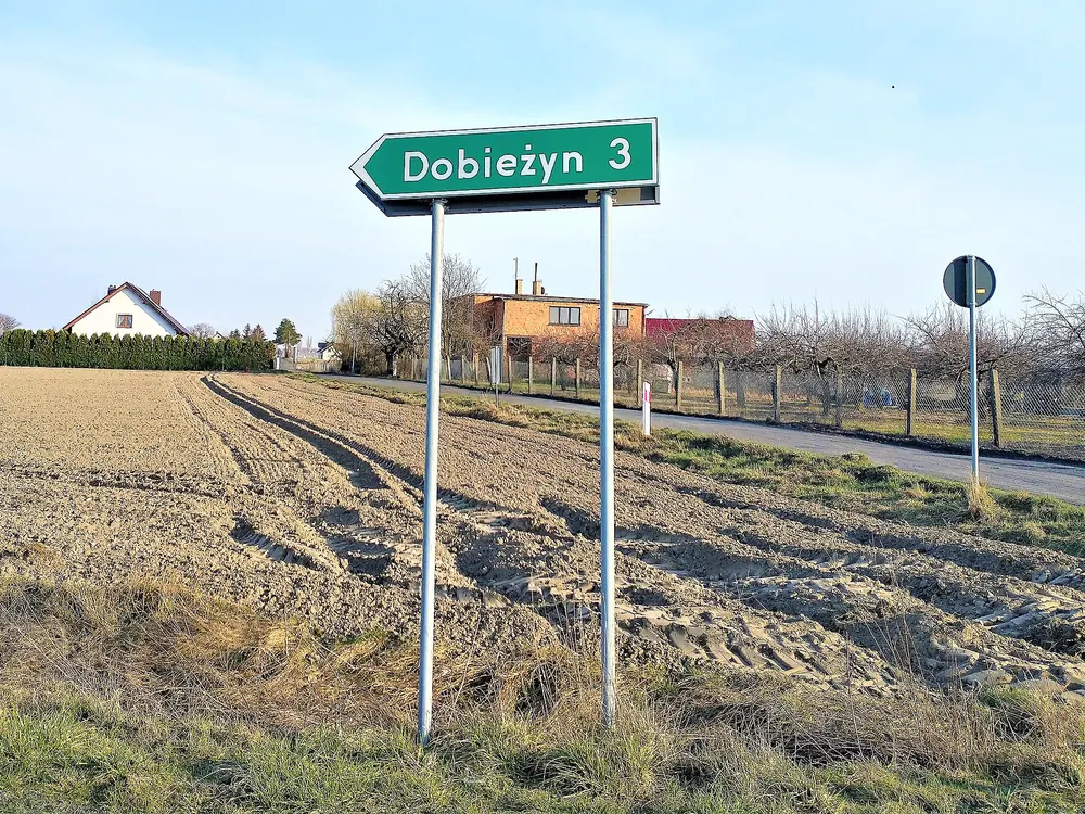 Drogowskaz przy trasie — Okolice Jeziorek. Kierunkowskaz mijany po drodze.