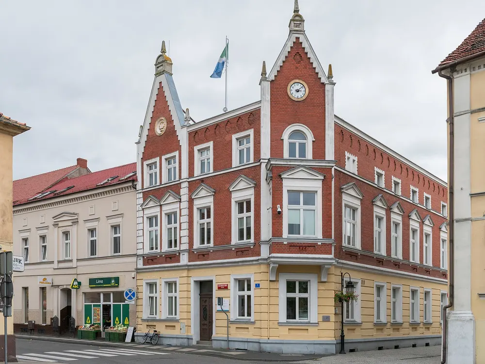 Ratusz w Buku — Buk. Zabytkowy ratusz w centrum miasteczka.